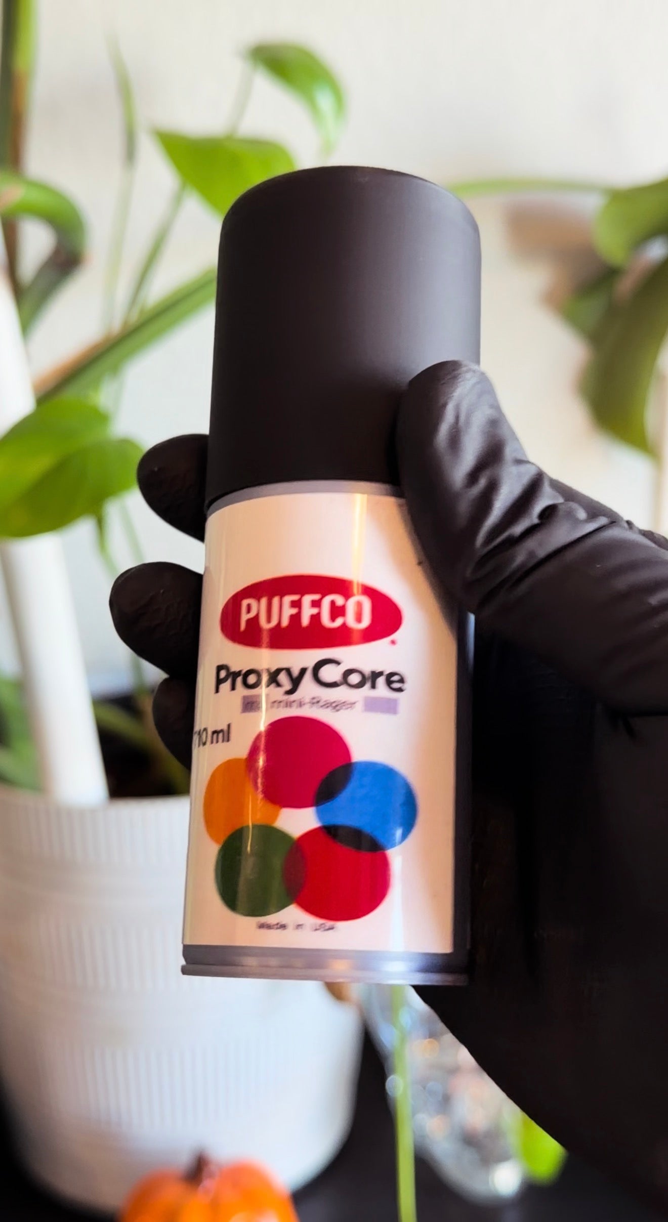 Spray can with rattle