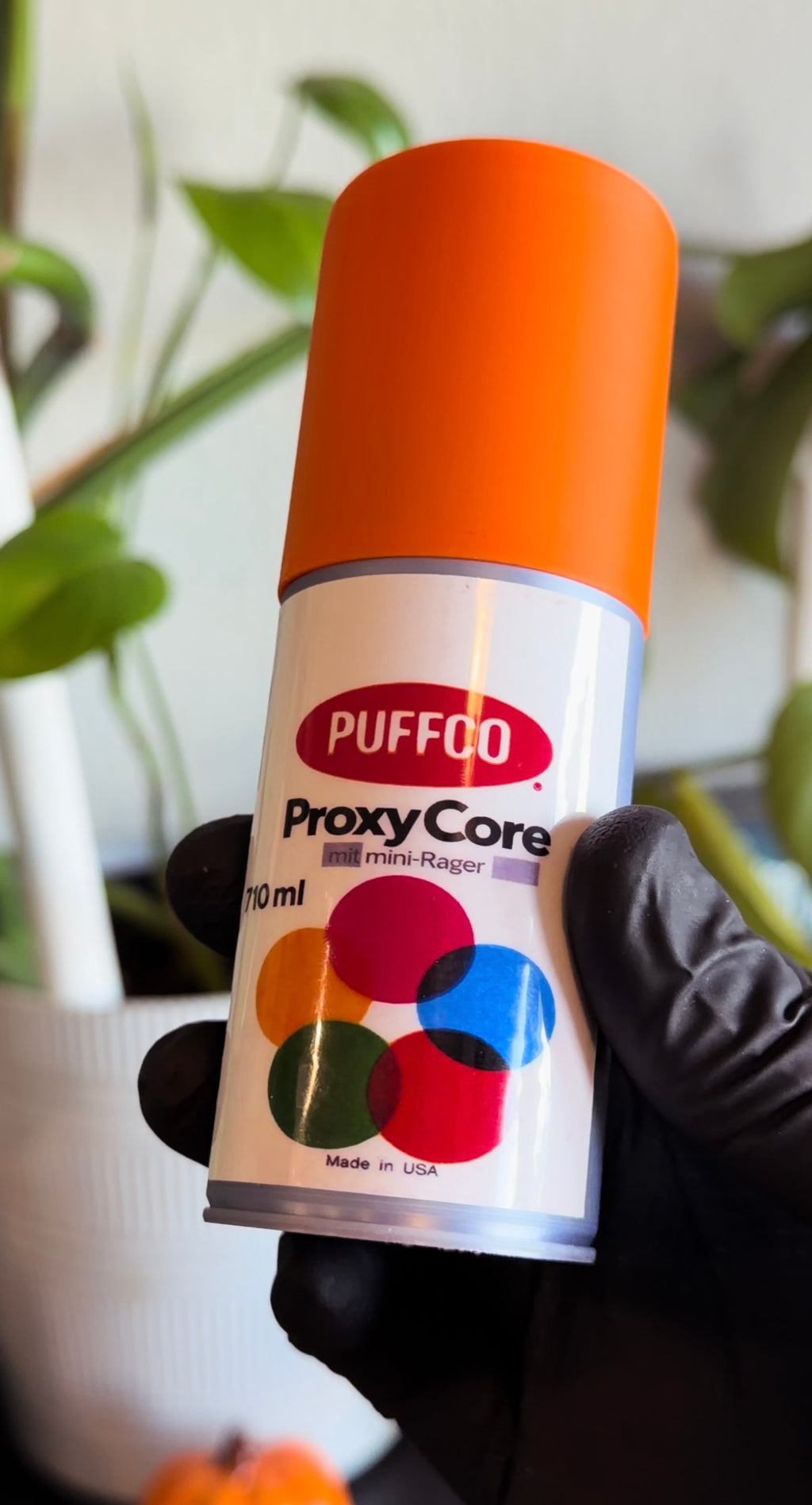 Spray can with rattle