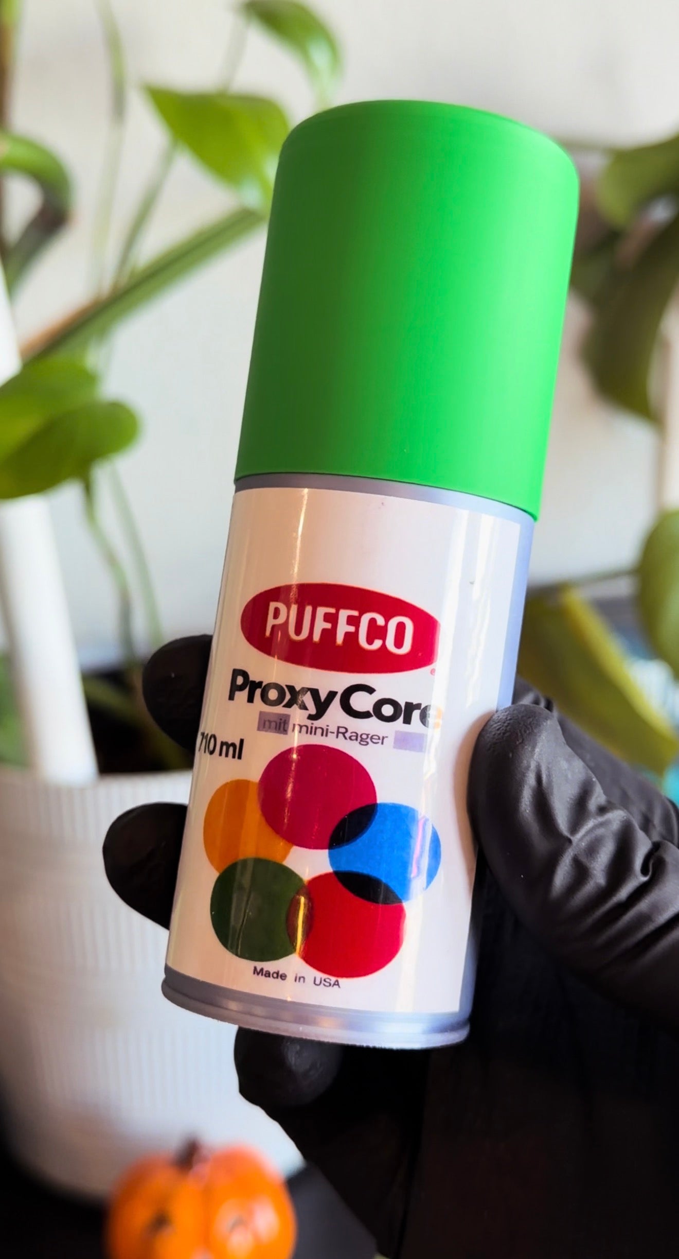 Spray can with rattle