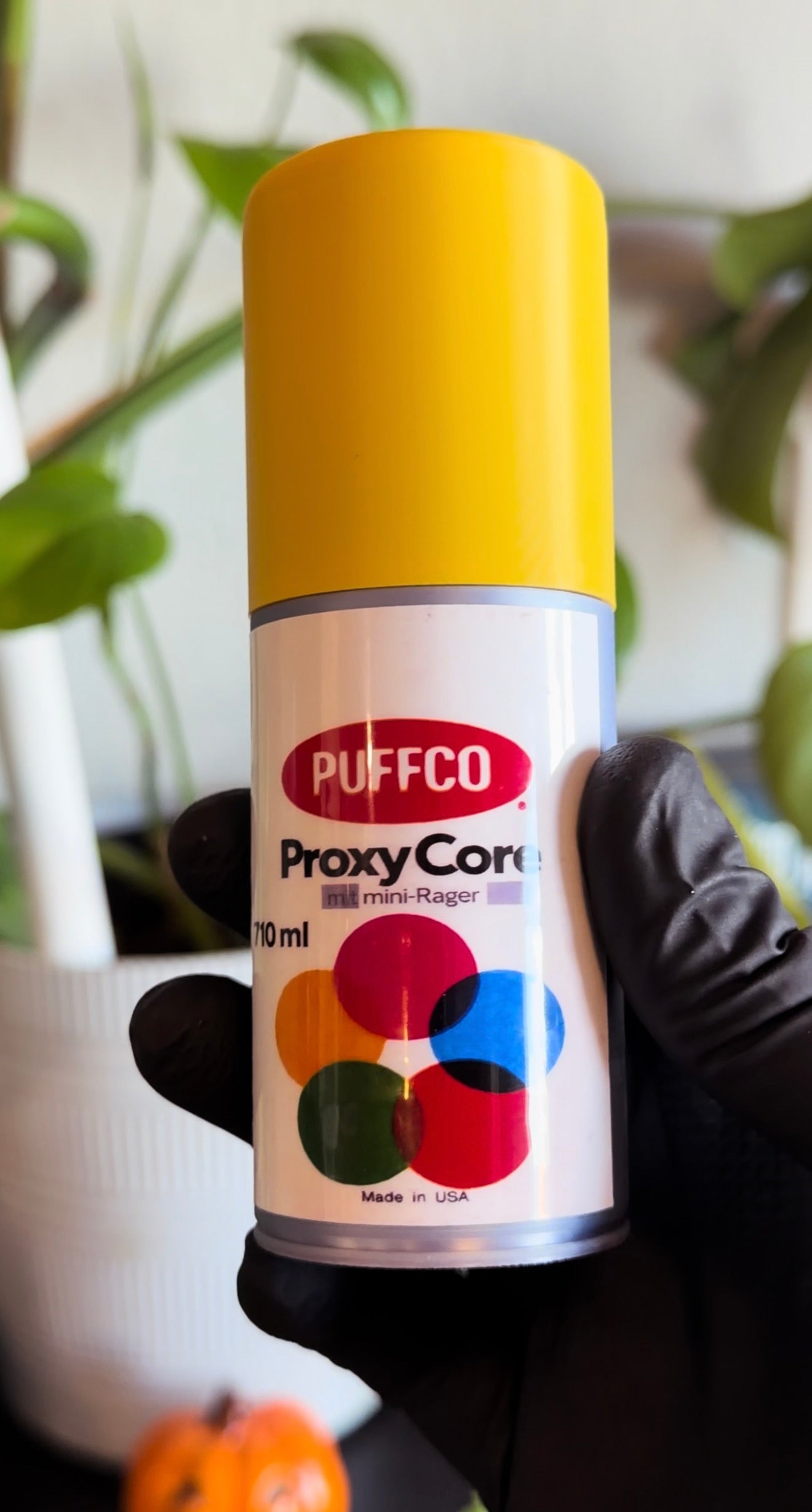 Spray can with rattle